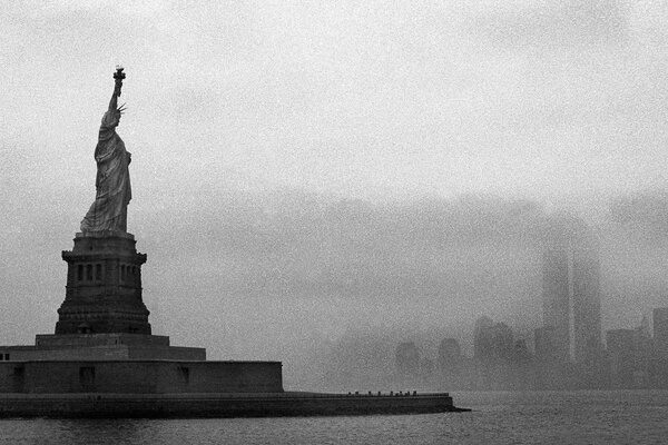 Image de la statue de la liberté en noir et blanc