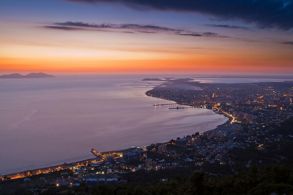 Vue de l Albanie dans la soirée au large de la côte