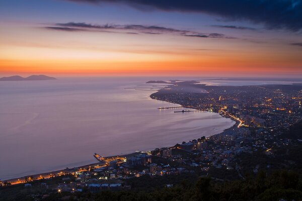 Widok Albanii wieczorem u wybrzeży