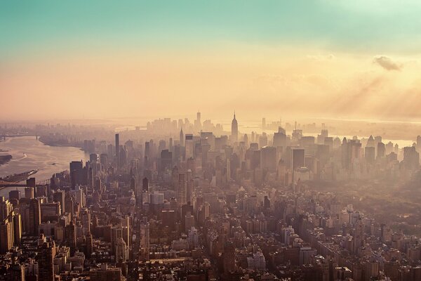 Foschia a New York da una vista a Volo d uccello