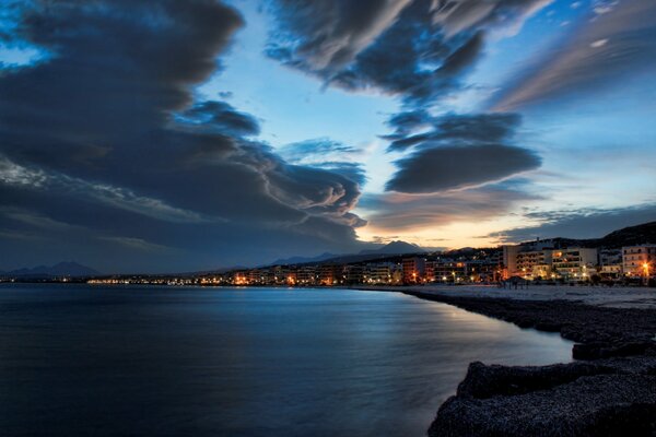 Photo de la ville du soir. Ciel coucher de soleil et plage déserte