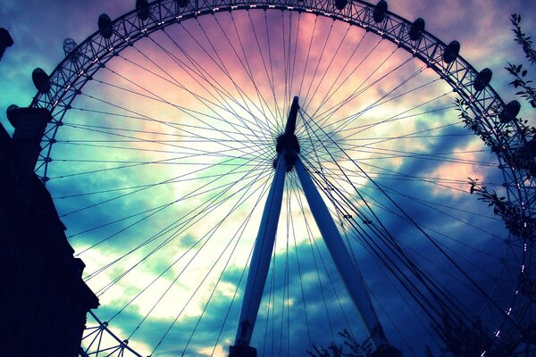 Vor dem Hintergrund des abendlichen untergehenden Himmels - Riesenrad