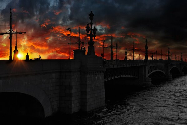 Brücke in St. Petersburg bei Nacht