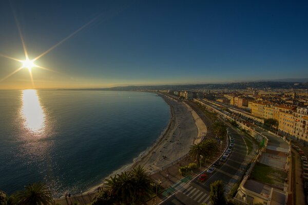 Die Stadt am Meer ist von der Sonne überflutet