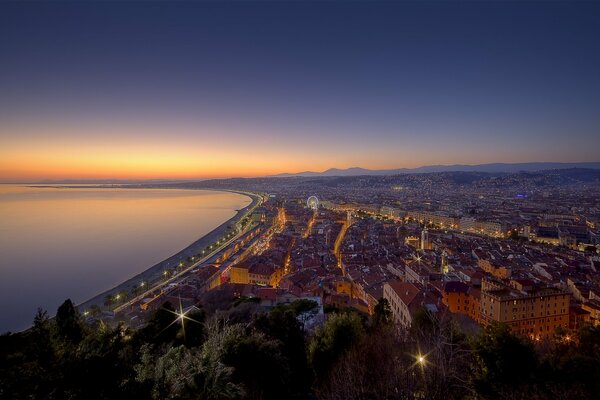 Sera Francia in riva al mare al tramonto