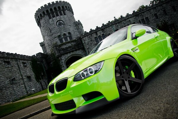 BMW vert sur fond de forteresse