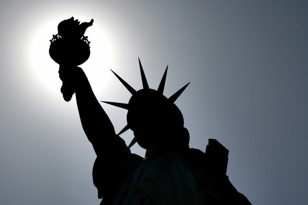 Symbol von New York - Freiheitsstatue auf Himmelshintergrund