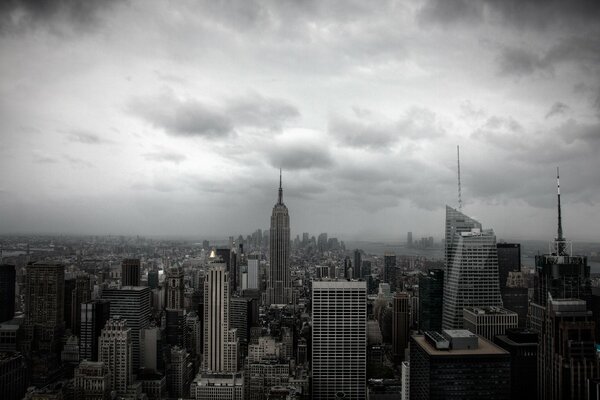 Nueva York, Manhattan, rascacielos, jungla urbana contra un cielo nublado