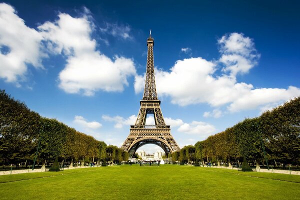 La torre Eiffel en un día claro