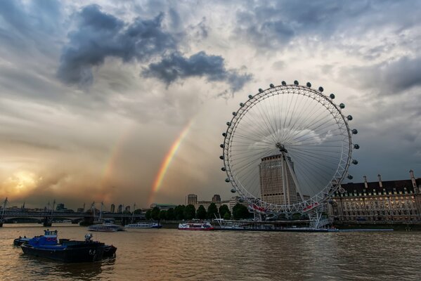 London Riesenrad am Wasser und Regenbogen