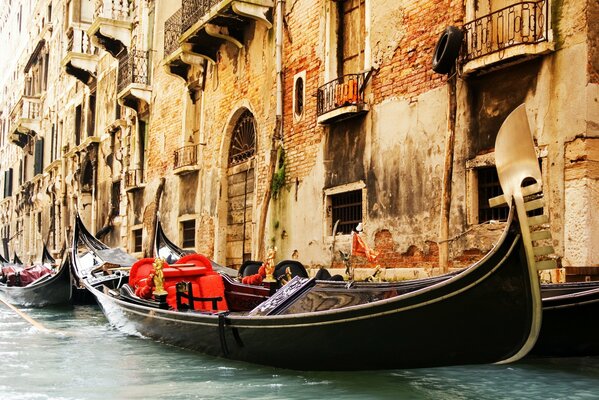 Gondole italiane che navigano a Venezia