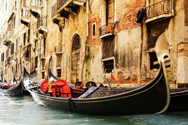 Итальянские гондолы плывущие по Венеции
