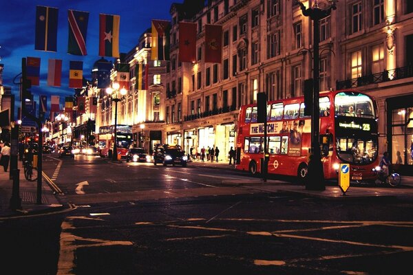 Eine Abendstraße in London, die von Lichtern beleuchtet wird