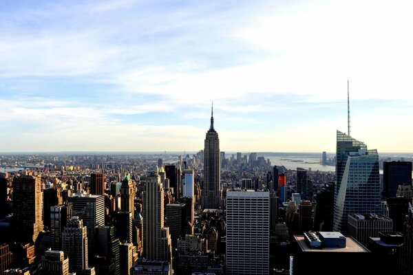 New York, États-Unis. Vue de dessus de la ville, maisons de grande hauteur sur fond de ciel, eau