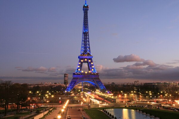 Torre Eiffel en la iluminación de la ciudad nocturna