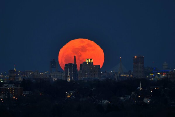 Czerwony księżyc nad nocnym Bostonem