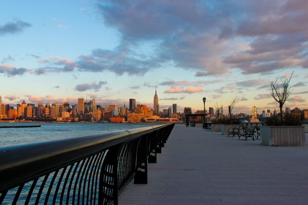 Abend Sonnenuntergang an der New Yorker Uferpromenade