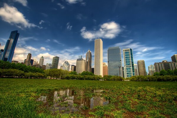 Les grandes maisons se reflètent dans une flaque d eau