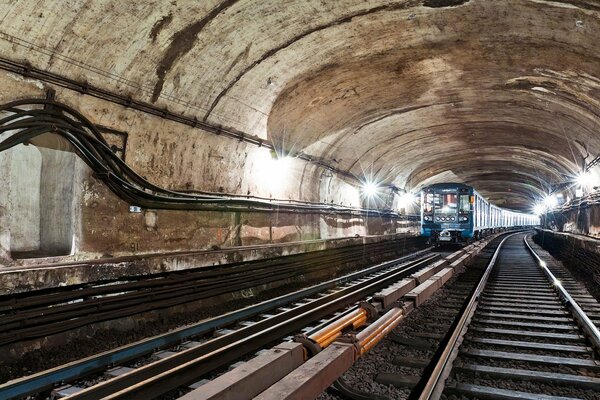 Tren en el túnel del metro