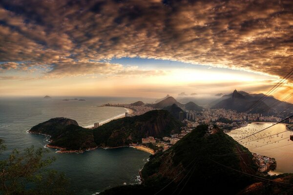 Die Stadt Rio bei Sonnenuntergang