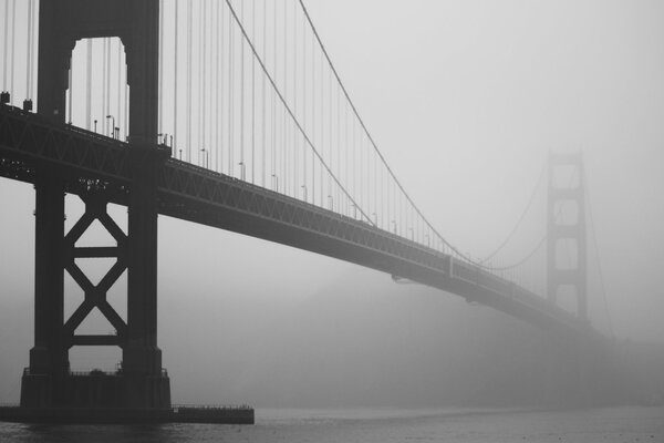 Pont de Californie dans une soirée brumeuse