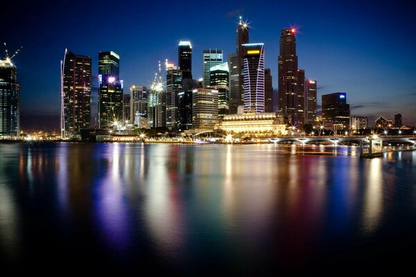 Luci della città di notte. Grattacieli a Singapore