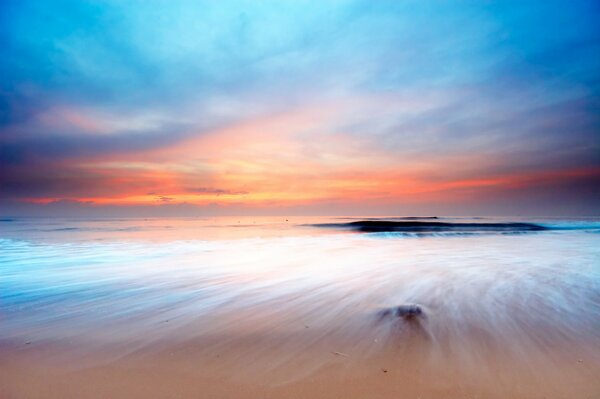 Mar y cielo con puesta de sol