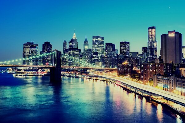 Manhattan Bridge à New York la nuit