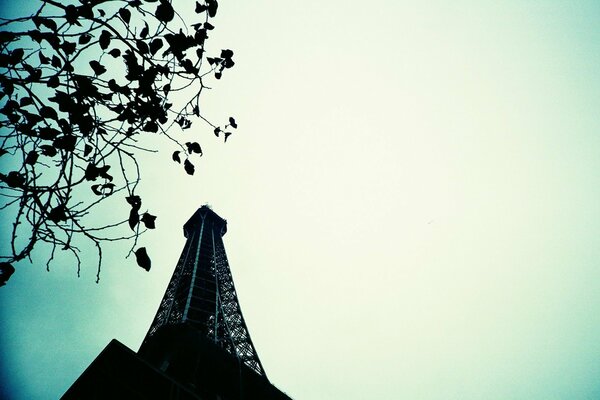 Immagine del cielo e della torre a Parigi