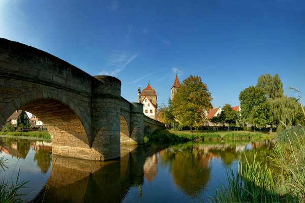 Brücke am Fluss am Gebäude