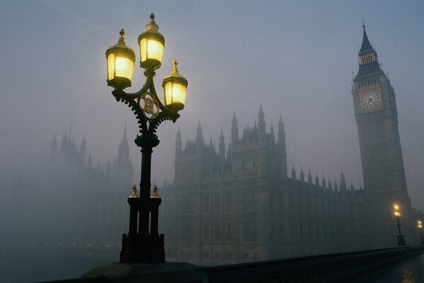 Torre de Londres y linterna en la niebla