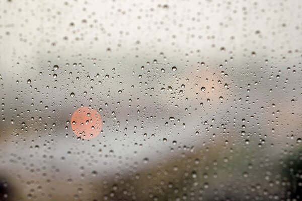 Ventana en gotas de lluvia