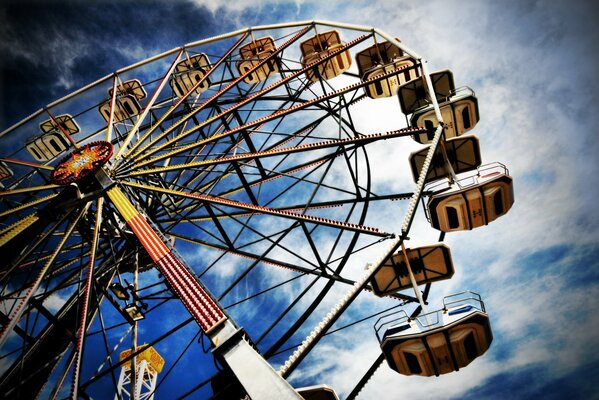 Vor dem Hintergrund des bewölkten Himmels Riesenrad