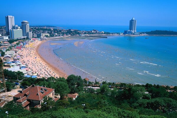 Piękny widok na wybrzeże z plażą