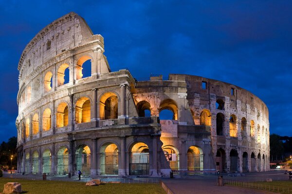 Il Colosseo romano è illuminato di notte dall interno