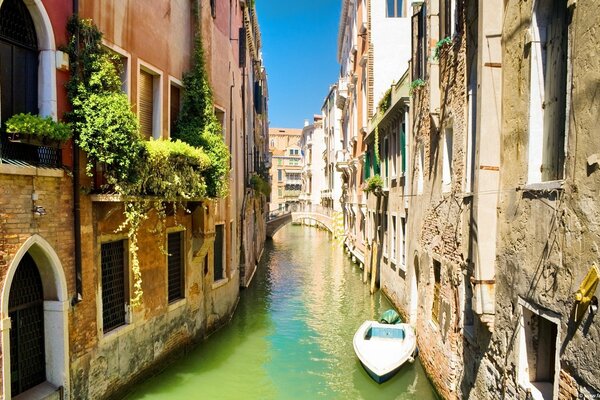 Boot vor dem Haus in Venedig