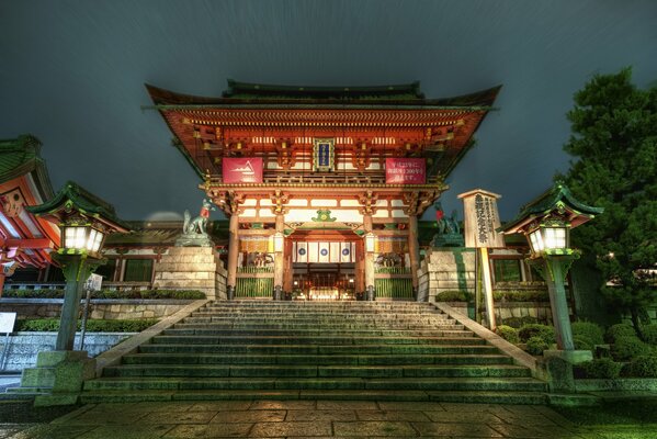 Beau temple japonais à la lumière des lanternes