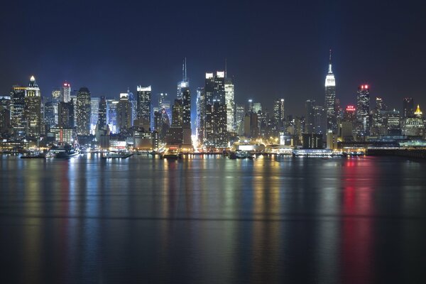 Luci notturne di New York, fiume, città notturna