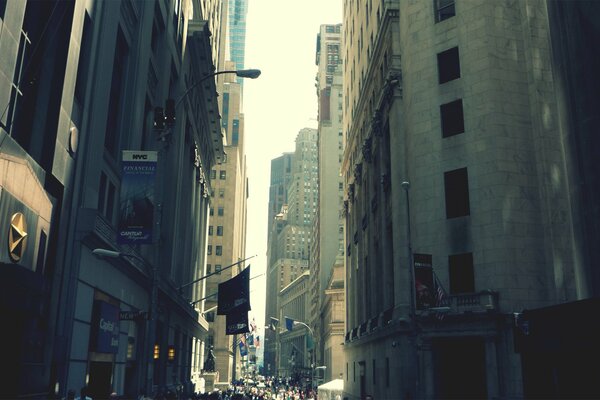 Eine schmale Straße zwischen den Wolkenkratzern von New York