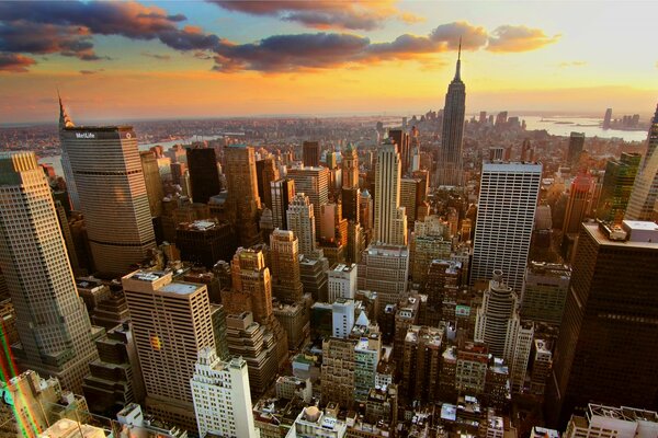 New York, von der Morgensonne überflutet, aus der Vogelperspektive