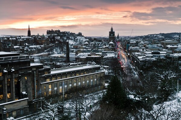 Casas cubiertas de nieve y carreteras en Edimburgo