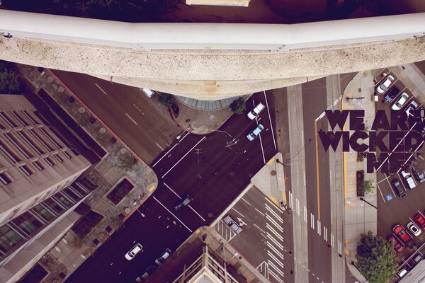 Kreatives Foto der Straße aus der Höhe eines Wolkenkratzers mit der Aufschrift