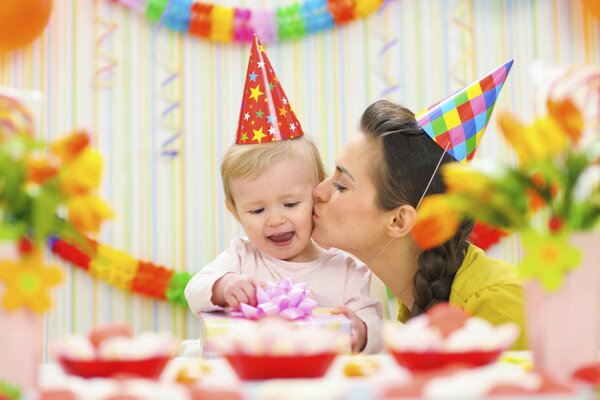 Maman a organisé une table de fête à son fils pour son anniversaire