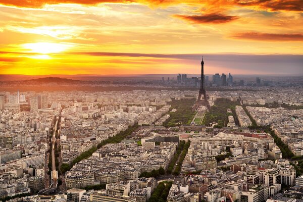 Stadt Paris im Hintergrund Eiffelturm bei Sonnenuntergang