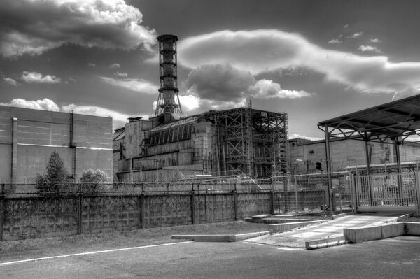 Schwarz-Weiß-Foto eines Kraftwerks in Tschernobyl