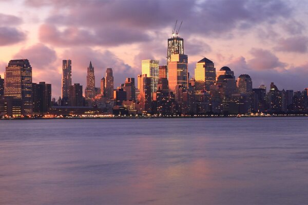 Vista de los rascacielos de nueva York desde el agua