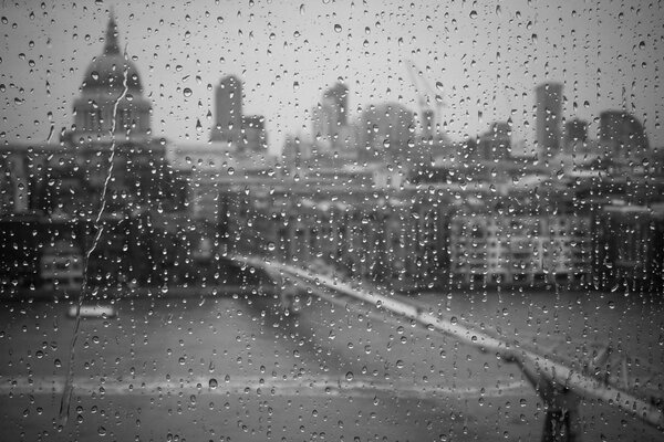 Gotas en el vidrio. Ventana al río