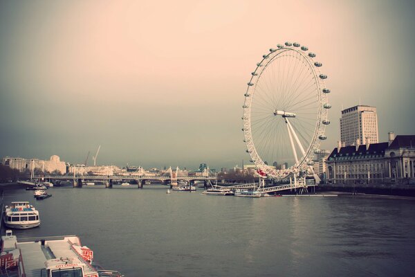 Ein Riesenrad in London. Blick vom hoch auf den Fluss