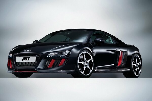 Audi R8 negro con rayas rojas