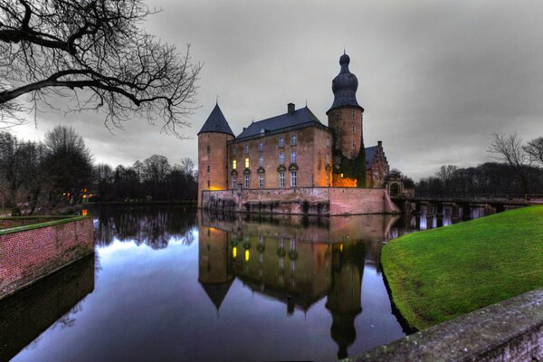 Reflejo del castillo en el agua del estanque